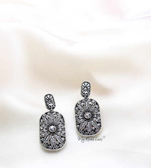 Q.Noor-vintage antique gold dangle drop bridal earring - My Roial Ears LTD