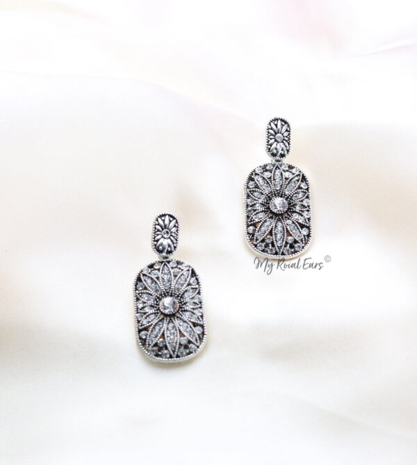 Q.Noor-vintage antique gold dangle drop bridal earring - My Roial Ears LTD