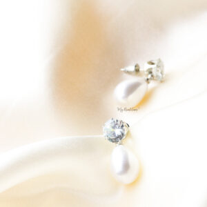 Q.Albertine-small bridal pearl earrings