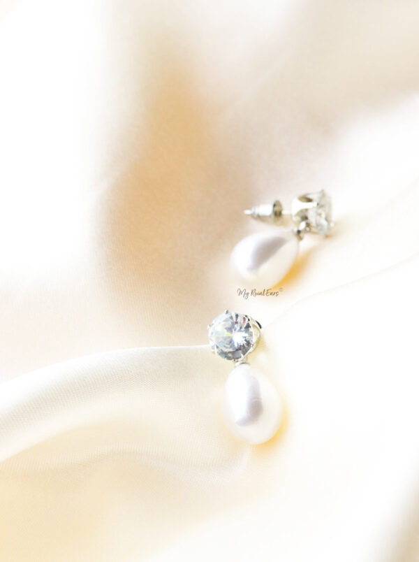 Q.Albertine-small bridal pearl earrings