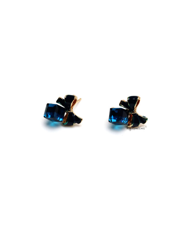 Sesilee L Blue-small bow cube stud earrings - Image 3