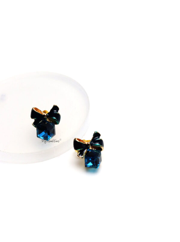 Sesilee L Blue-small bow cube stud earrings - Image 2